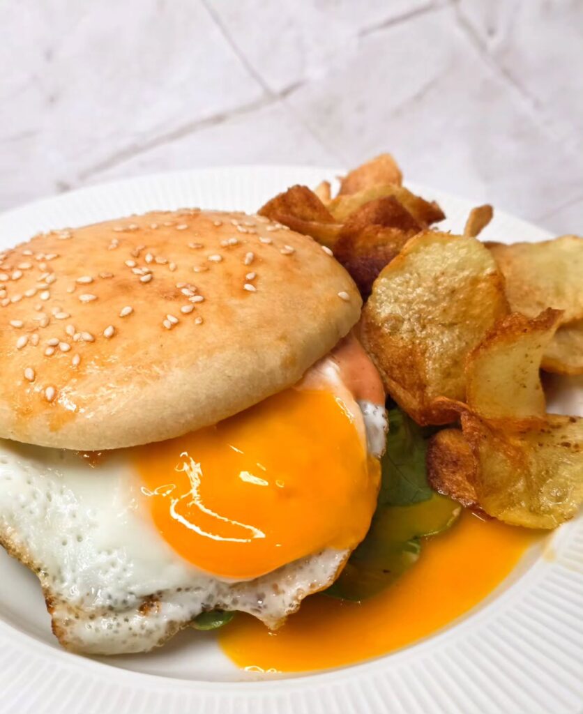 Hausgemachter Burger mit runden Pommes von Tamis Bakery