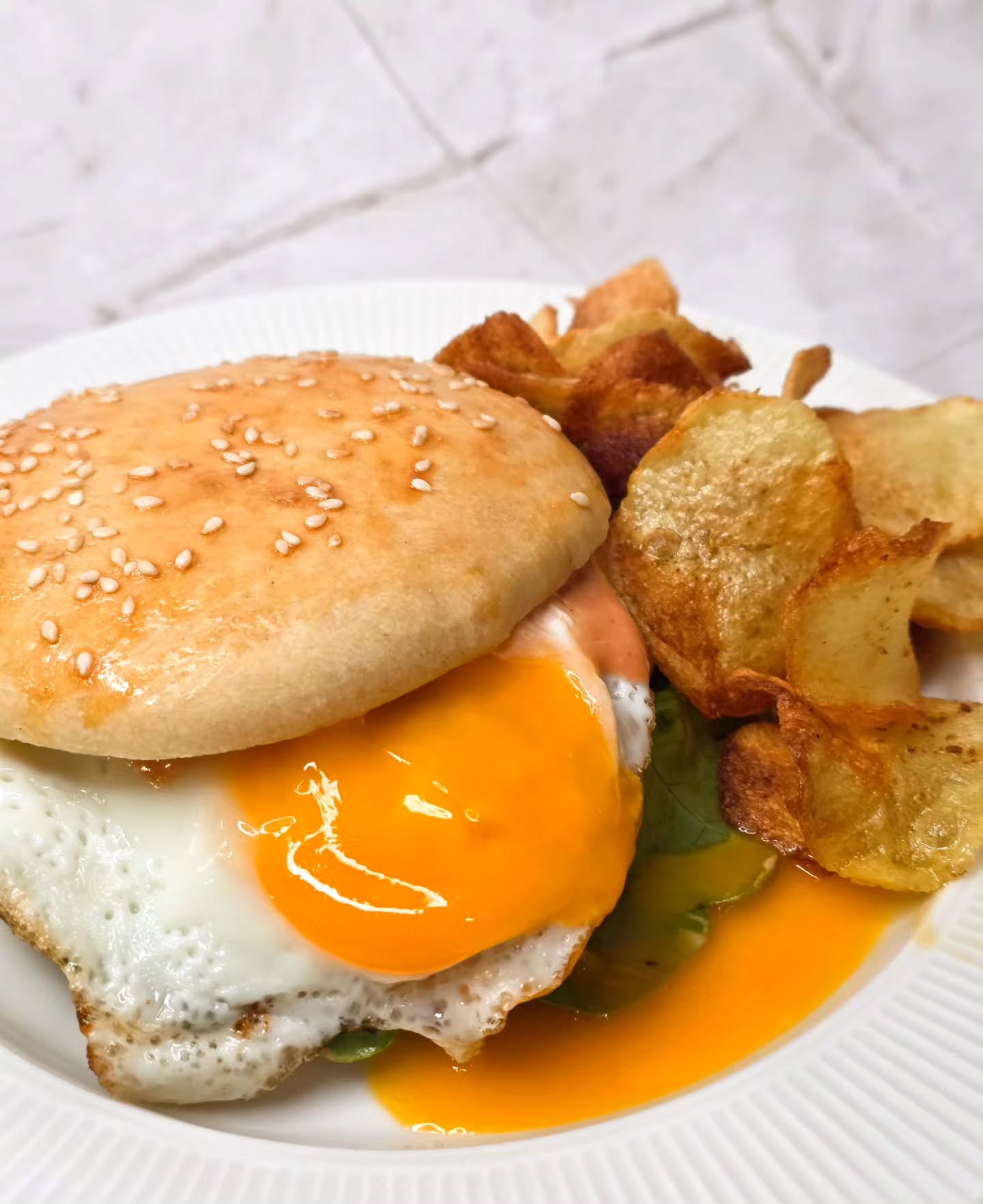 Hausgemachter Burger mit runden Pommes von Tamis Bakery