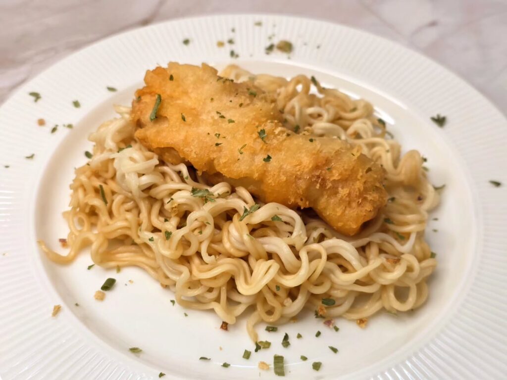 Chinesische Nudeln mit Poulet im Brandteig von Tamis Bakery