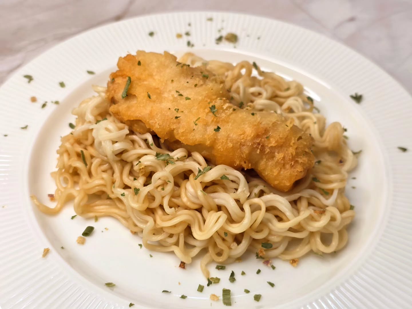 Chinesische Nudeln mit Poulet im Brandteig von Tamis Bakery