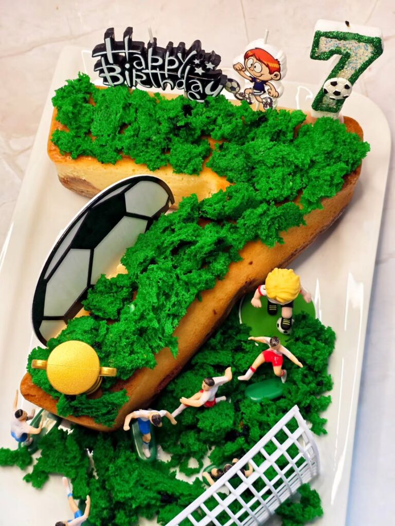 Fussballtorte in Form einer 7 von Tamis Bakery