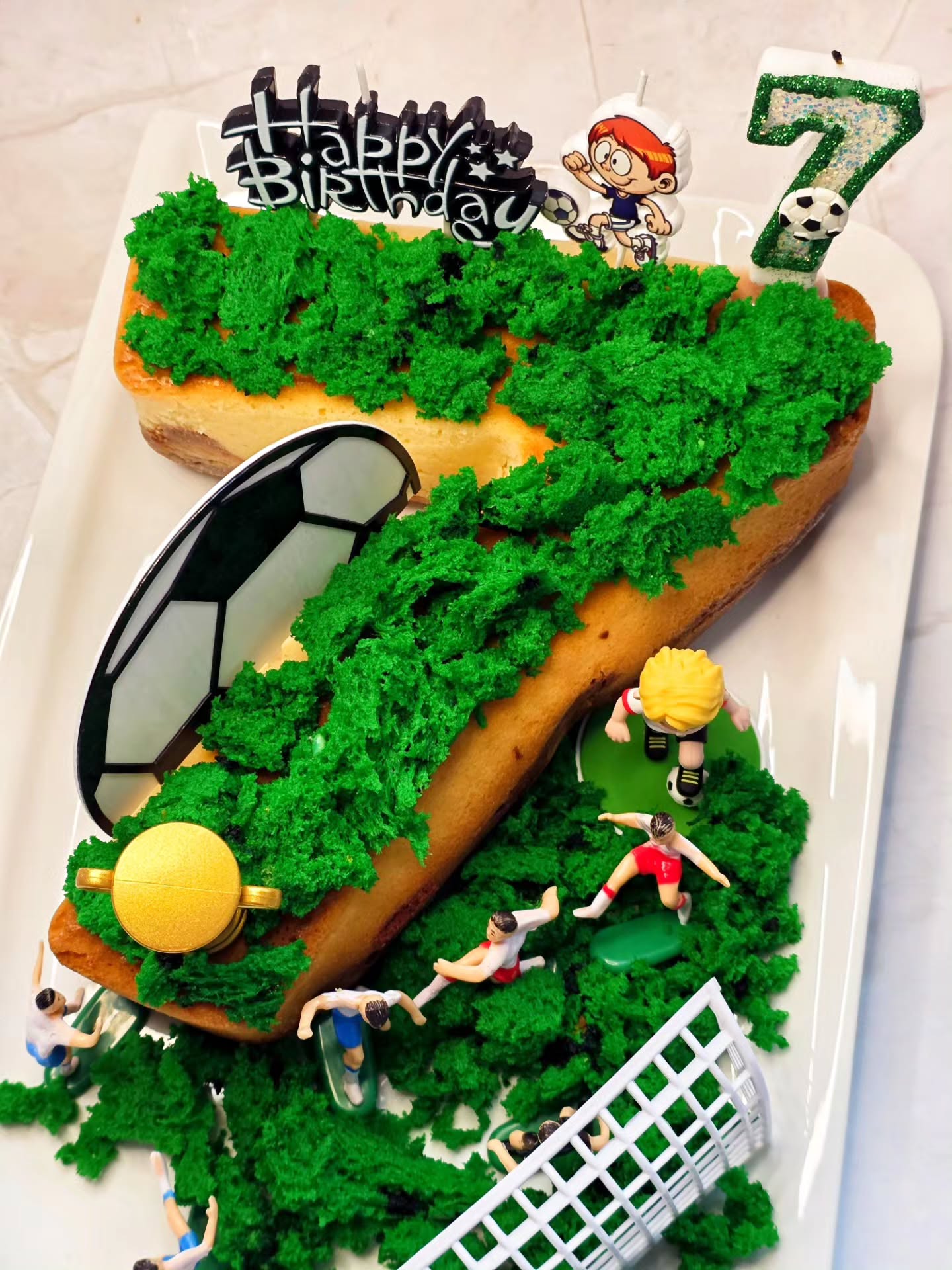 Fussballtorte in Form einer 7 von Tamis Bakery