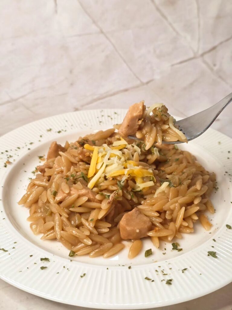 Griechischer Reis mit Poulet und Käse von Tamis Bakery